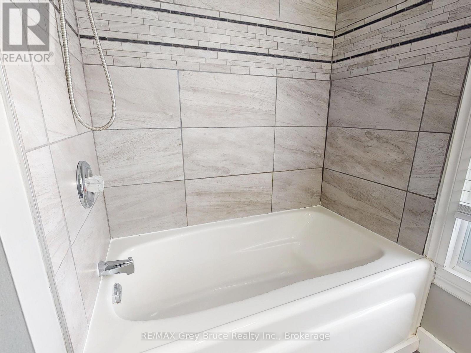 690 8th Street E, Owen Sound, Ontario N4K 1L8 - Photo 23 - X12817154