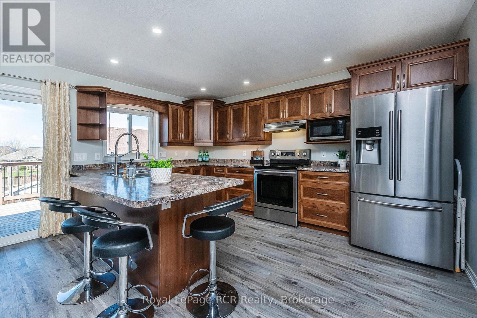 760 16th Street, Hanover, Ontario  N4N 3W8 - Photo 8 - X12997070