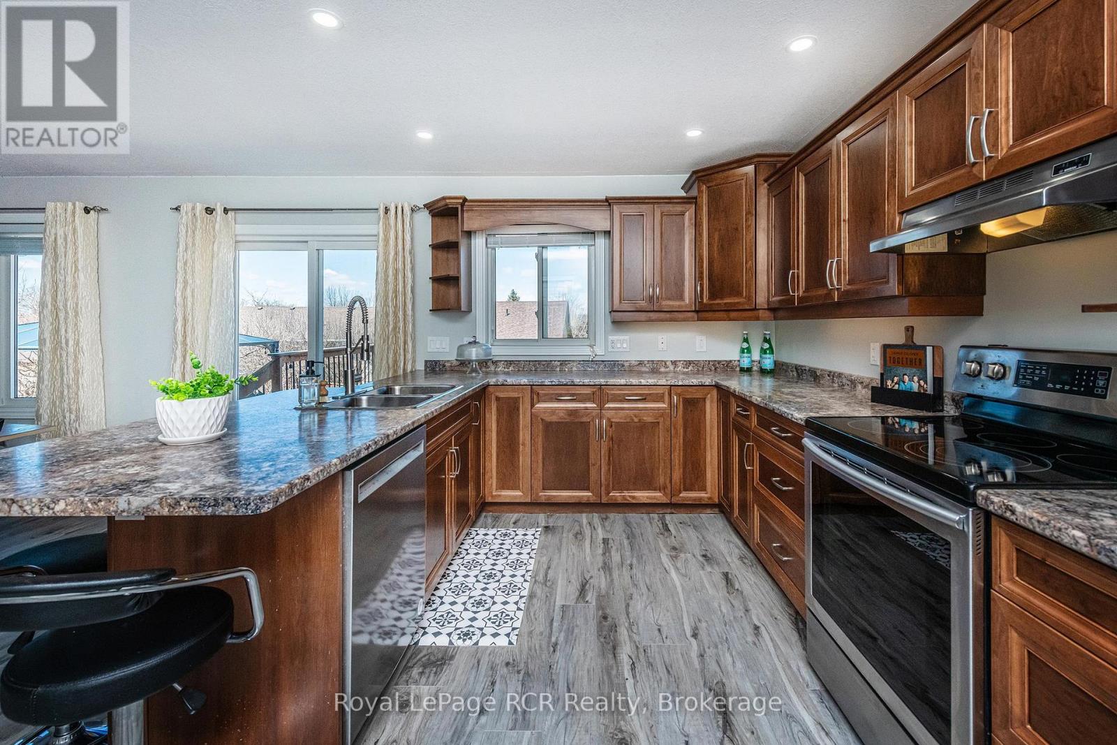 760 16th Street, Hanover, Ontario  N4N 3W8 - Photo 9 - X12997070