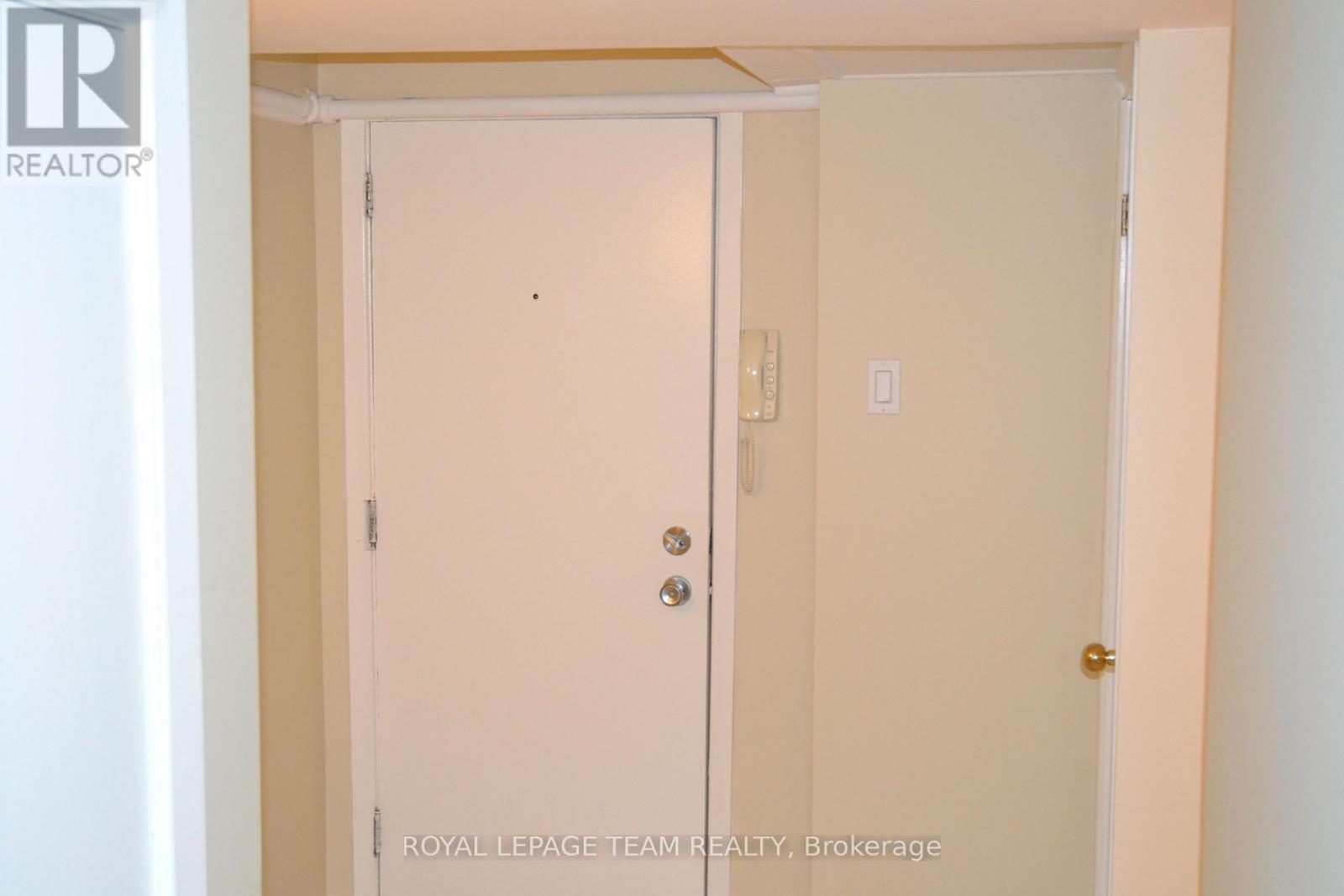 4 - 1089 North River Road, Ottawa, Ontario K1K 3W1 - Photo 2 - X12997044