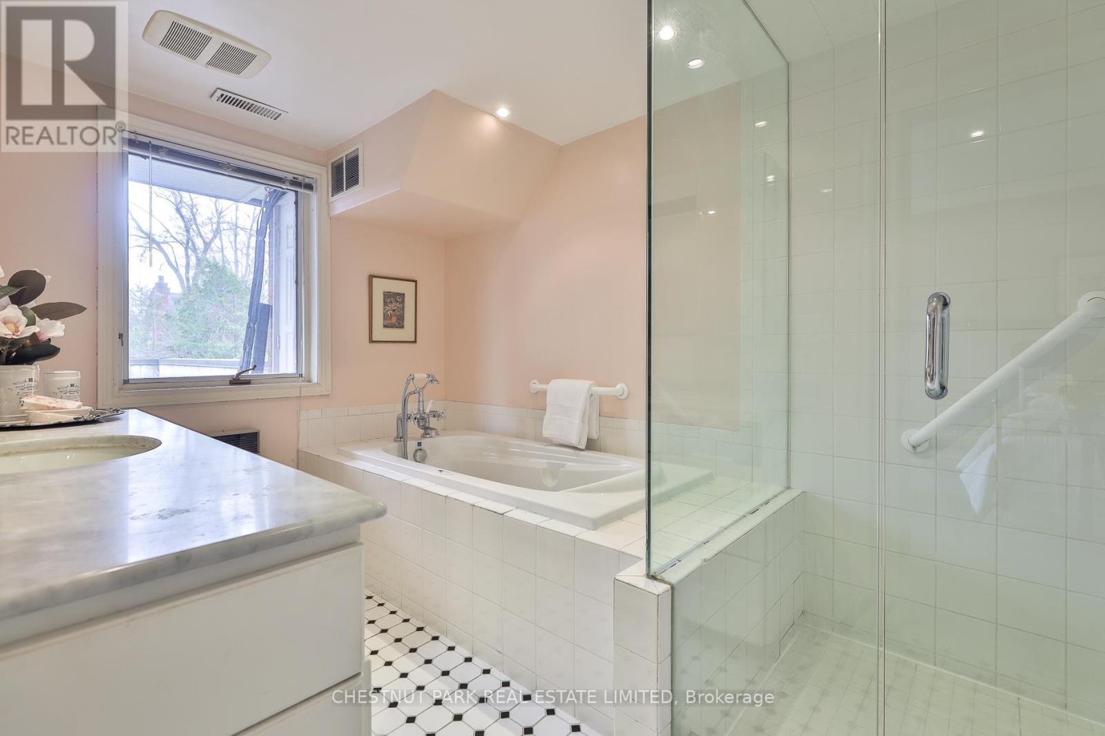 127 Roxborough Drive, Toronto, Ontario  M4W 1X5 - Photo 24 - C12997172