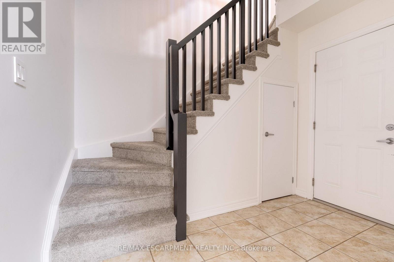 628 Garibaldi Common, Burlington, Ontario  L7L 0E2 - Photo 3 - W12997002