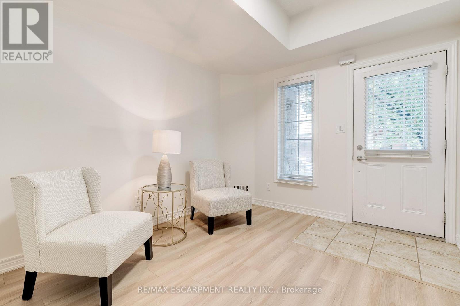 628 Garibaldi Common, Burlington, Ontario  L7L 0E2 - Photo 4 - W12997002