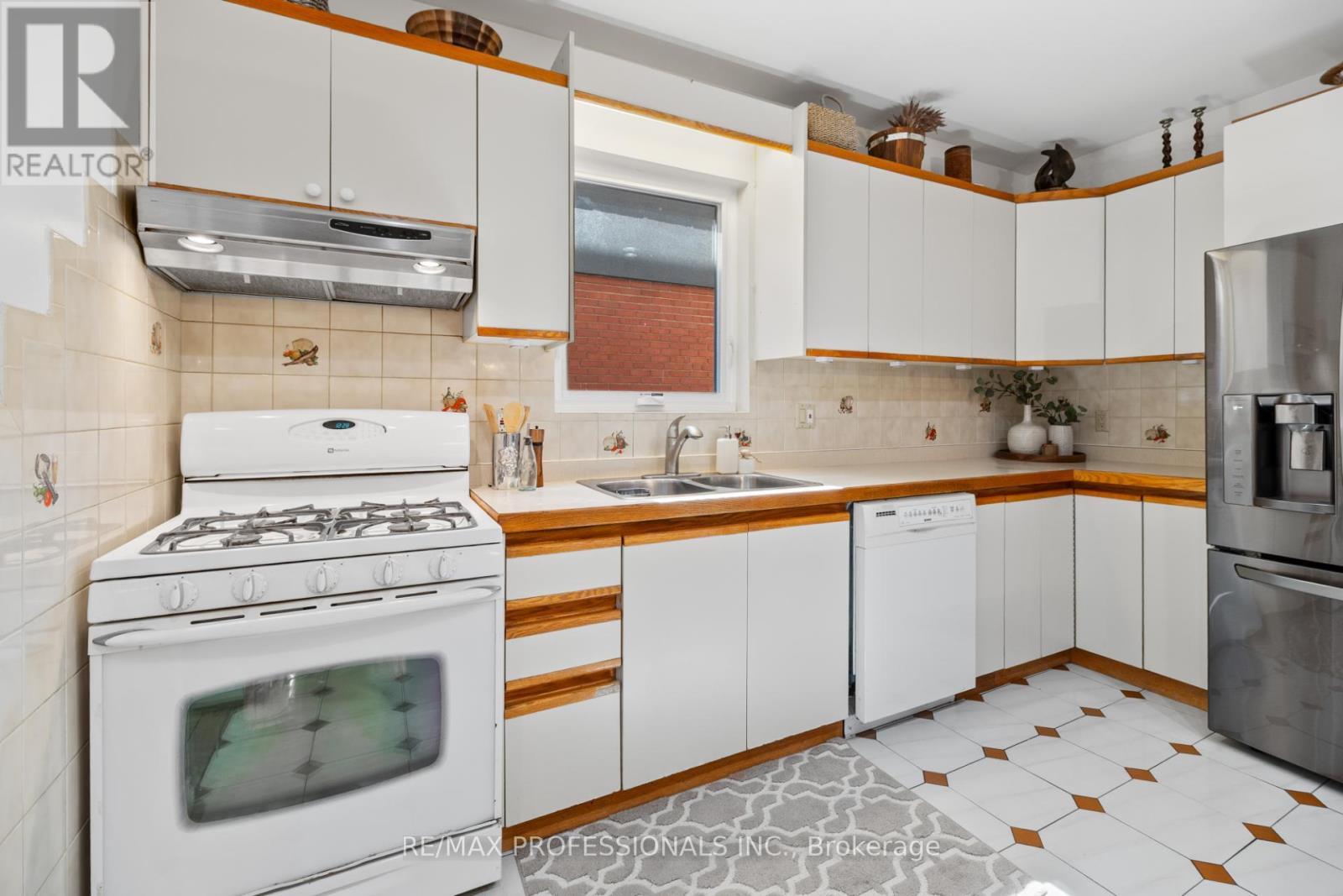 82 Fifth Street, Toronto, Ontario  M8V 2Z3 - Photo 10 - W12997082