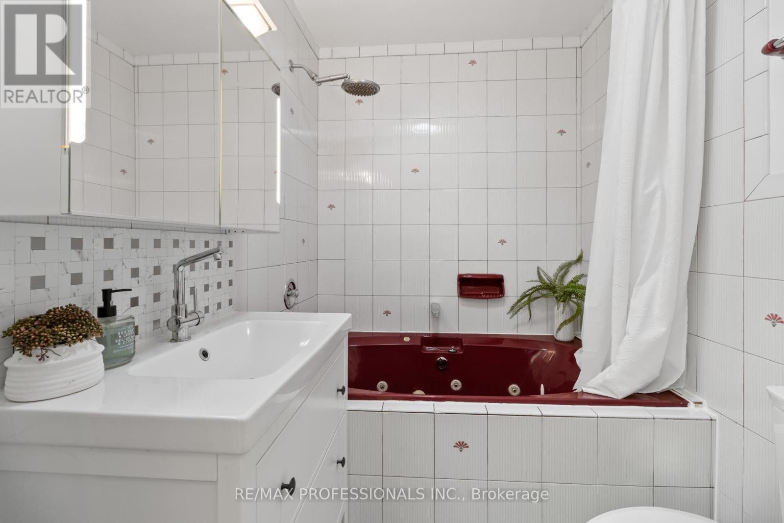 82 Fifth Street, Toronto, Ontario  M8V 2Z3 - Photo 16 - W12997082