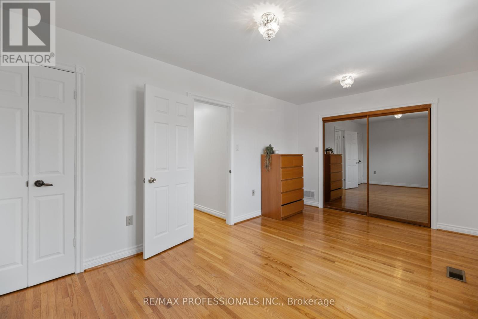 82 Fifth Street, Toronto, Ontario  M8V 2Z3 - Photo 25 - W12997082