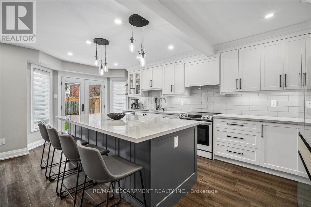 1083 Old Oak Drive, Oakville, Ontario  L6M 3K4 - Photo 11 - W12997130