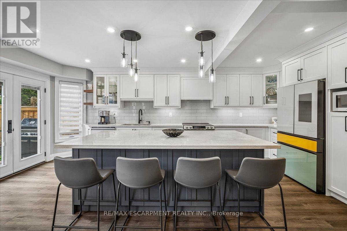 1083 Old Oak Drive, Oakville, Ontario  L6M 3K4 - Photo 12 - W12997130