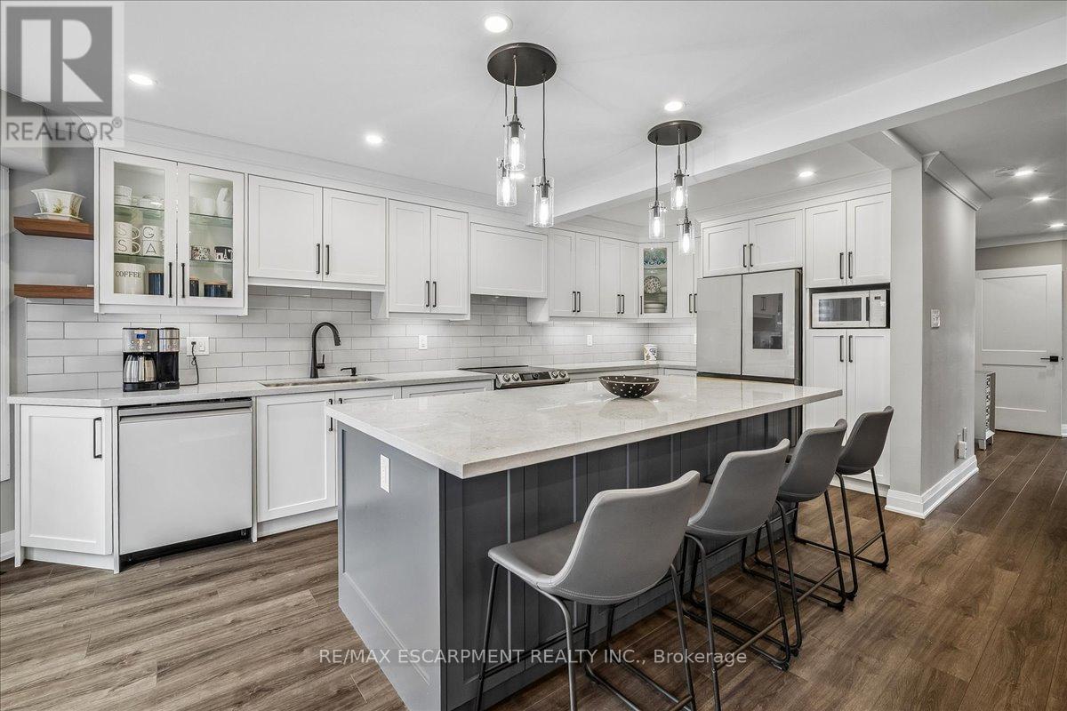 1083 Old Oak Drive, Oakville, Ontario  L6M 3K4 - Photo 13 - W12997130