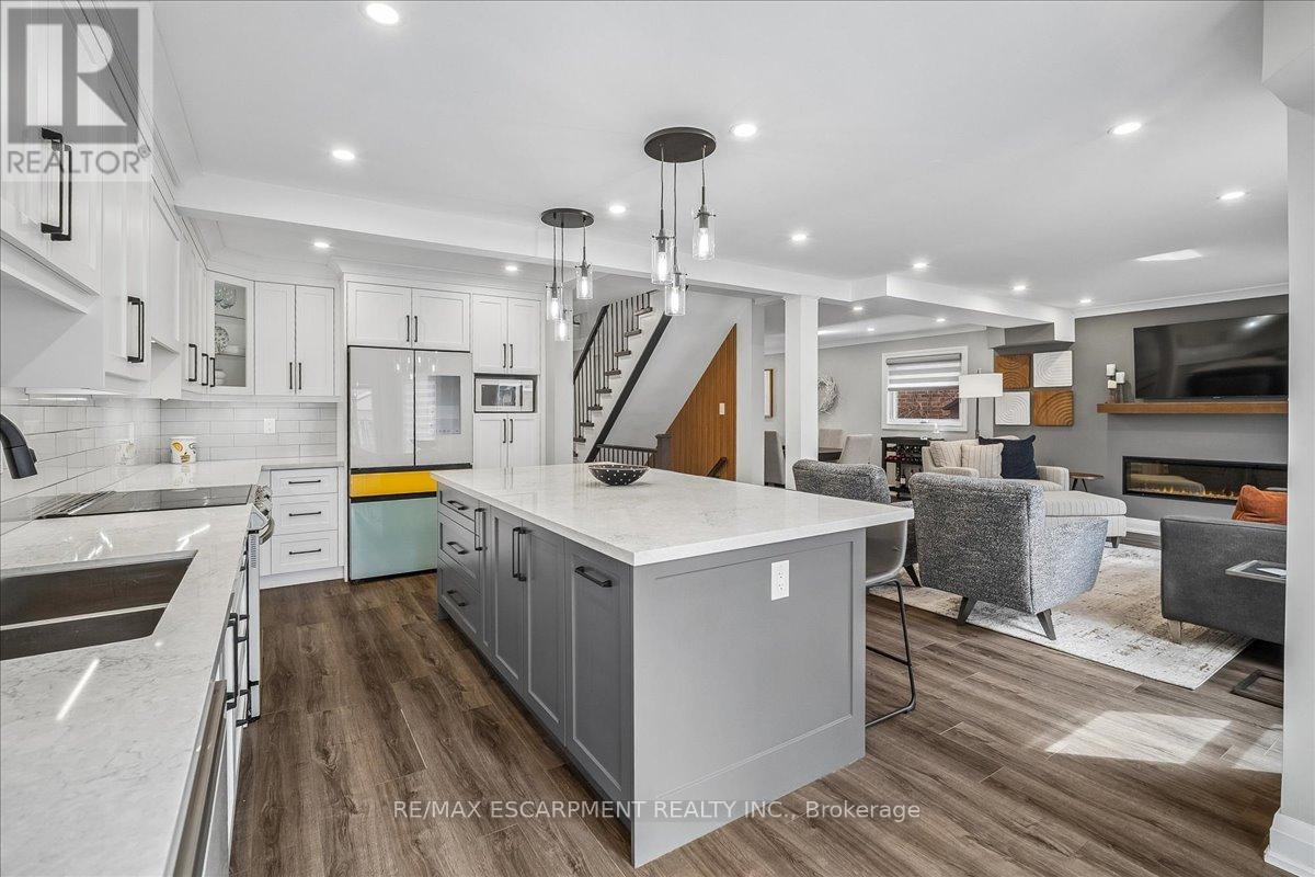 1083 Old Oak Drive, Oakville, Ontario  L6M 3K4 - Photo 14 - W12997130