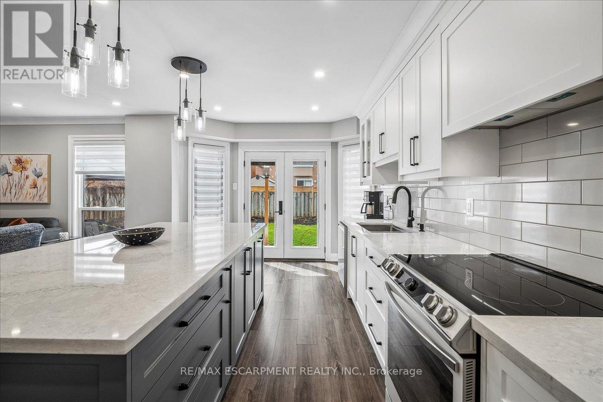 1083 Old Oak Drive, Oakville, Ontario  L6M 3K4 - Photo 15 - W12997130