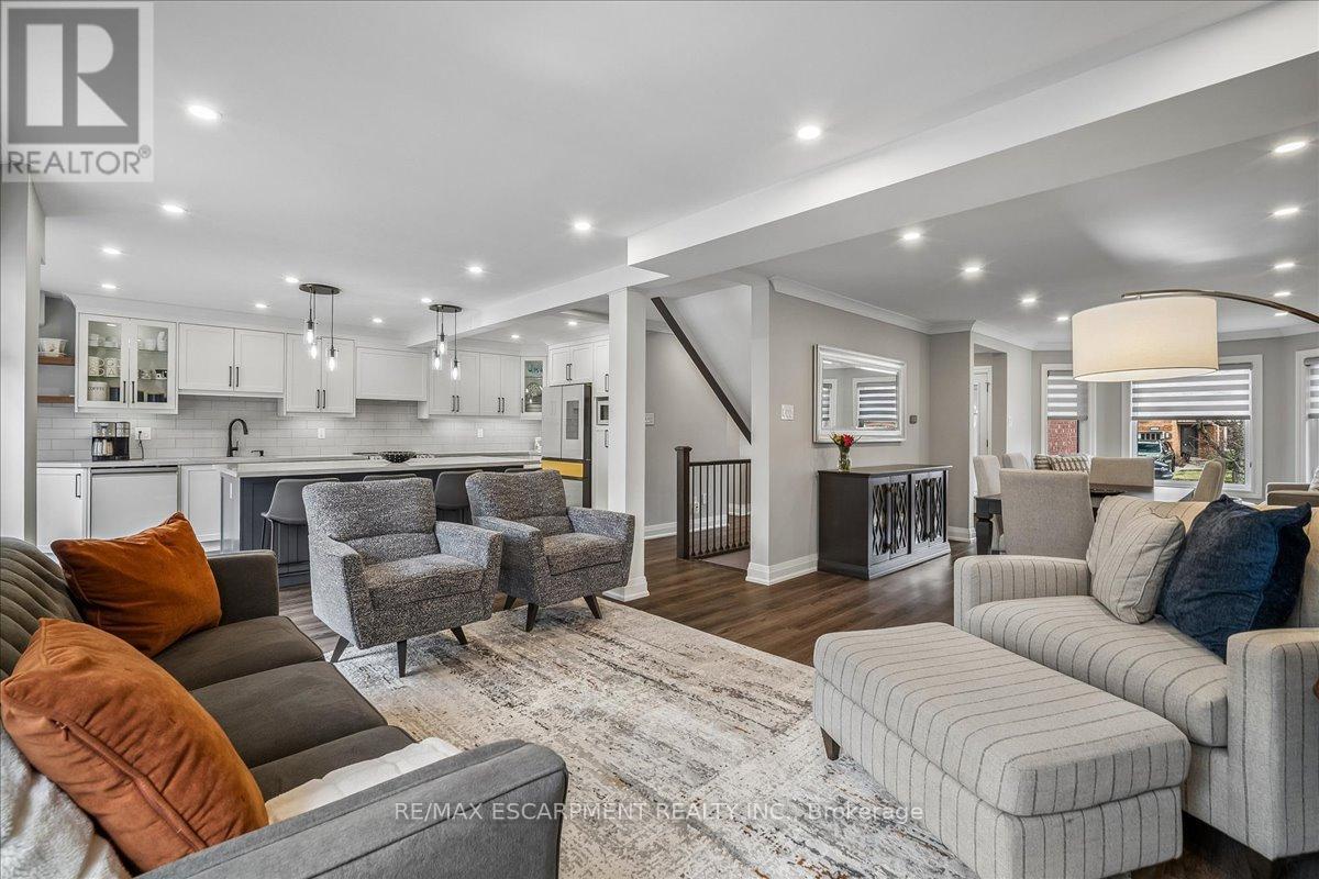 1083 Old Oak Drive, Oakville, Ontario  L6M 3K4 - Photo 18 - W12997130