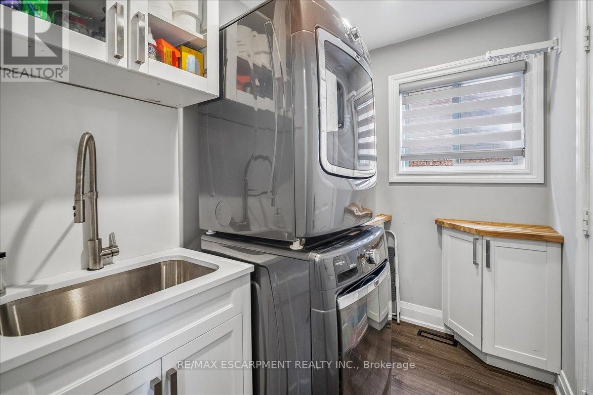 1083 Old Oak Drive, Oakville, Ontario  L6M 3K4 - Photo 22 - W12997130