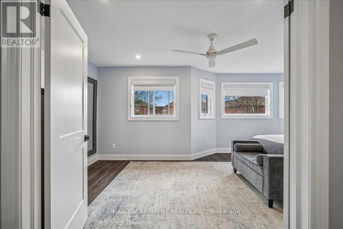 1083 Old Oak Drive, Oakville, Ontario  L6M 3K4 - Photo 23 - W12997130