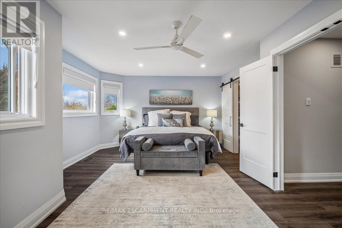 1083 Old Oak Drive, Oakville, Ontario  L6M 3K4 - Photo 24 - W12997130