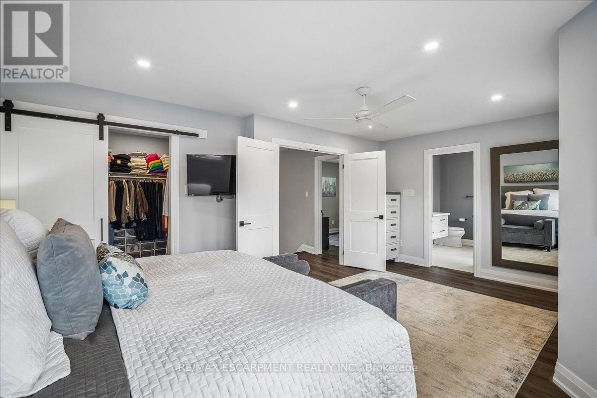 1083 Old Oak Drive, Oakville, Ontario  L6M 3K4 - Photo 25 - W12997130