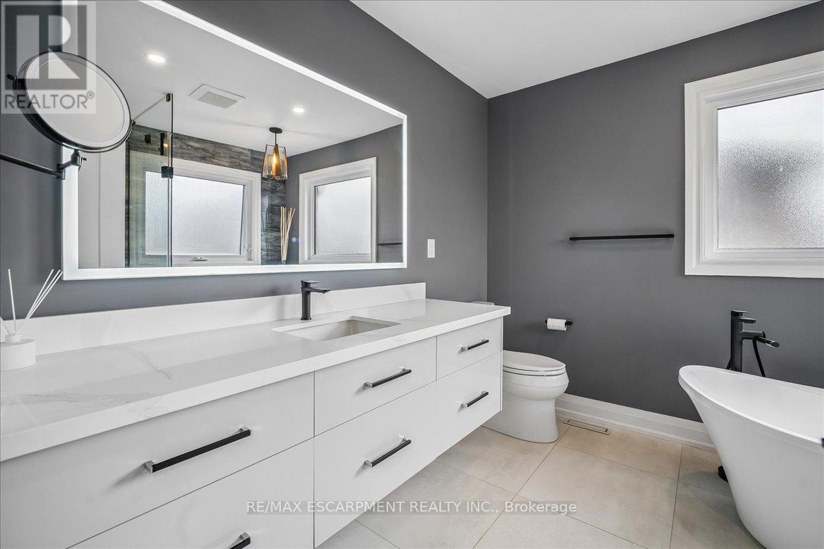 1083 Old Oak Drive, Oakville, Ontario  L6M 3K4 - Photo 26 - W12997130