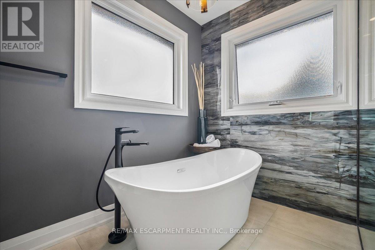 1083 Old Oak Drive, Oakville, Ontario  L6M 3K4 - Photo 27 - W12997130