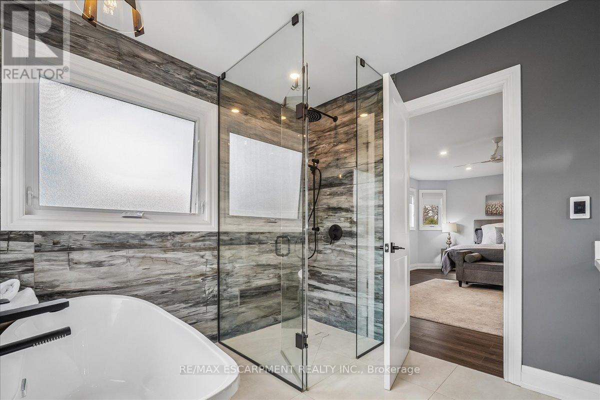 1083 Old Oak Drive, Oakville, Ontario  L6M 3K4 - Photo 28 - W12997130