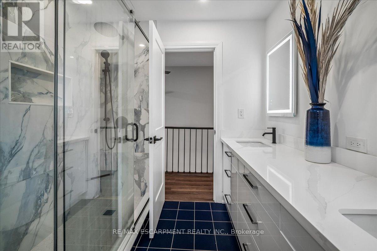 1083 Old Oak Drive, Oakville, Ontario  L6M 3K4 - Photo 30 - W12997130