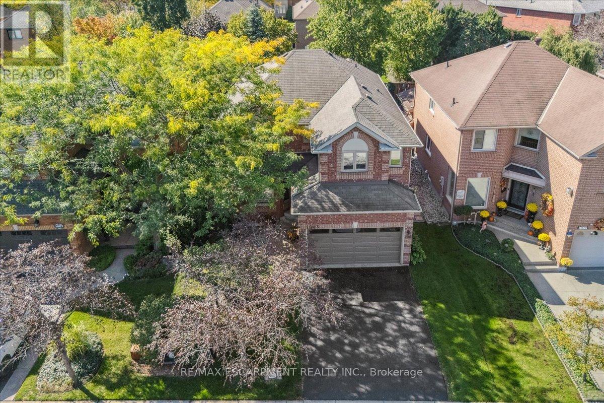 1083 Old Oak Drive, Oakville, Ontario  L6M 3K4 - Photo 4 - W12997130