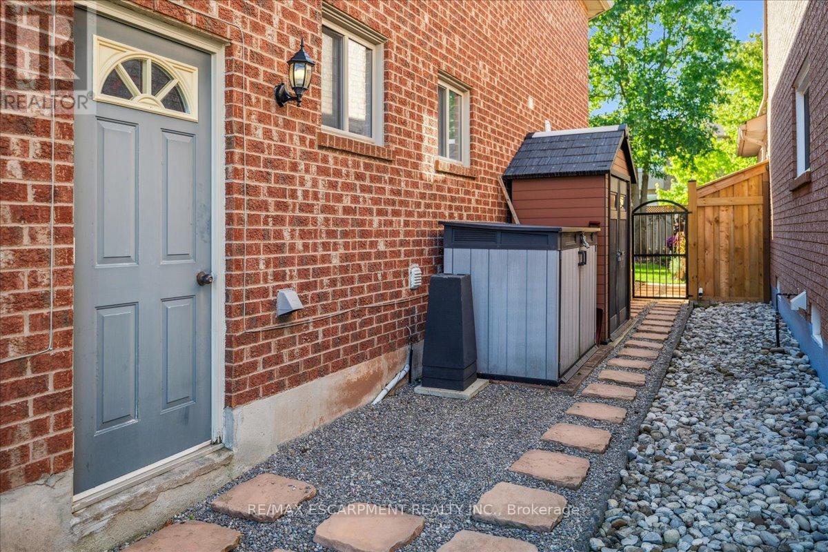 1083 Old Oak Drive, Oakville, Ontario  L6M 3K4 - Photo 44 - W12997130