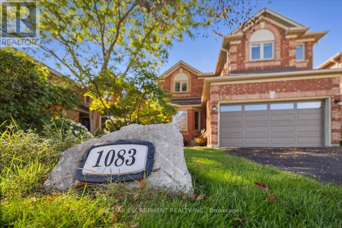 1083 Old Oak Drive, Oakville, Ontario  L6M 3K4 - Photo 5 - W12997130
