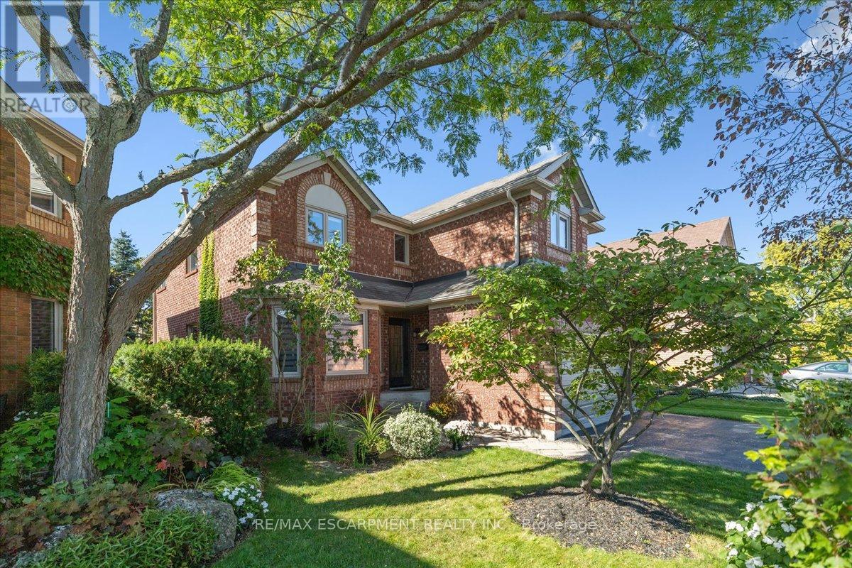 1083 Old Oak Drive, Oakville, Ontario  L6M 3K4 - Photo 6 - W12997130