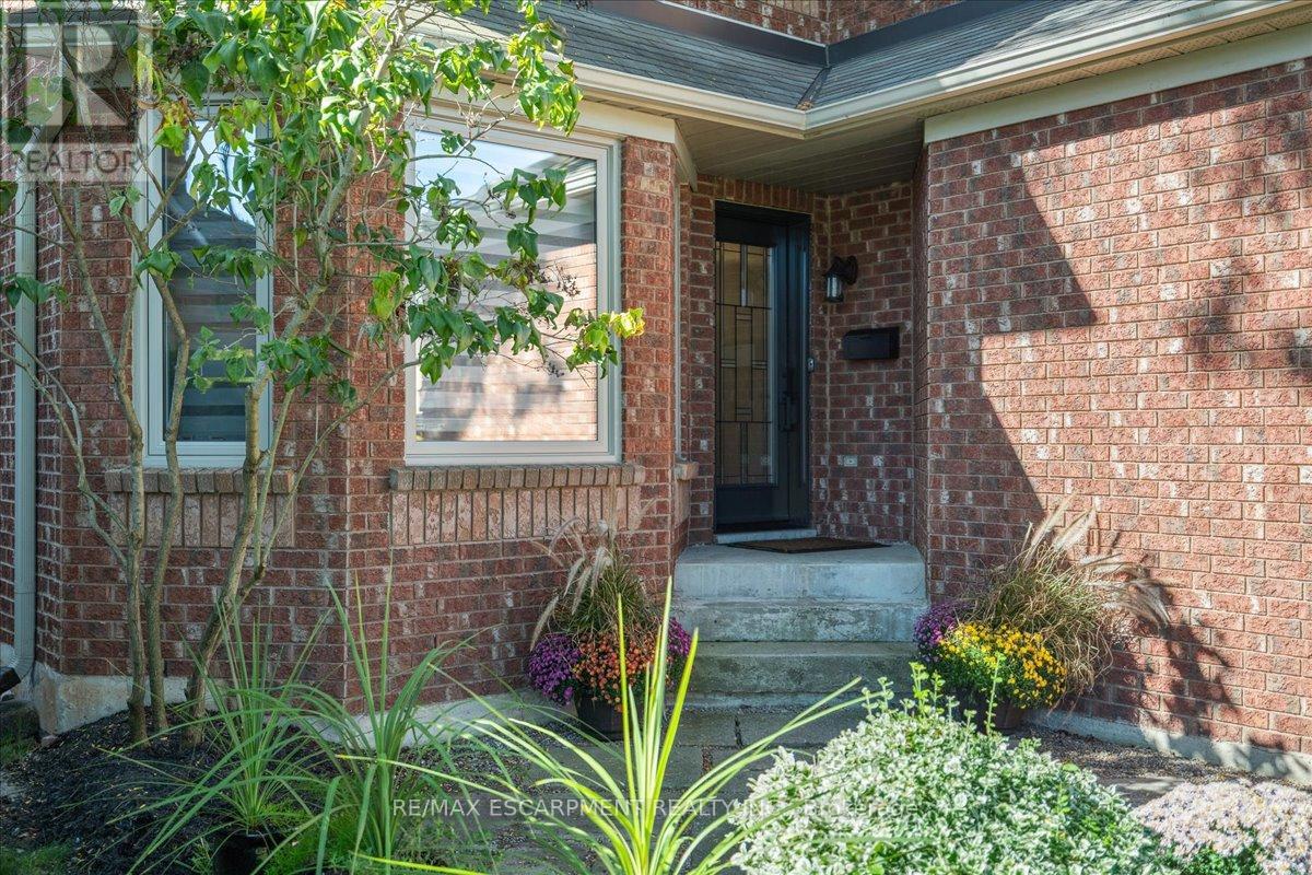 1083 Old Oak Drive, Oakville, Ontario  L6M 3K4 - Photo 7 - W12997130