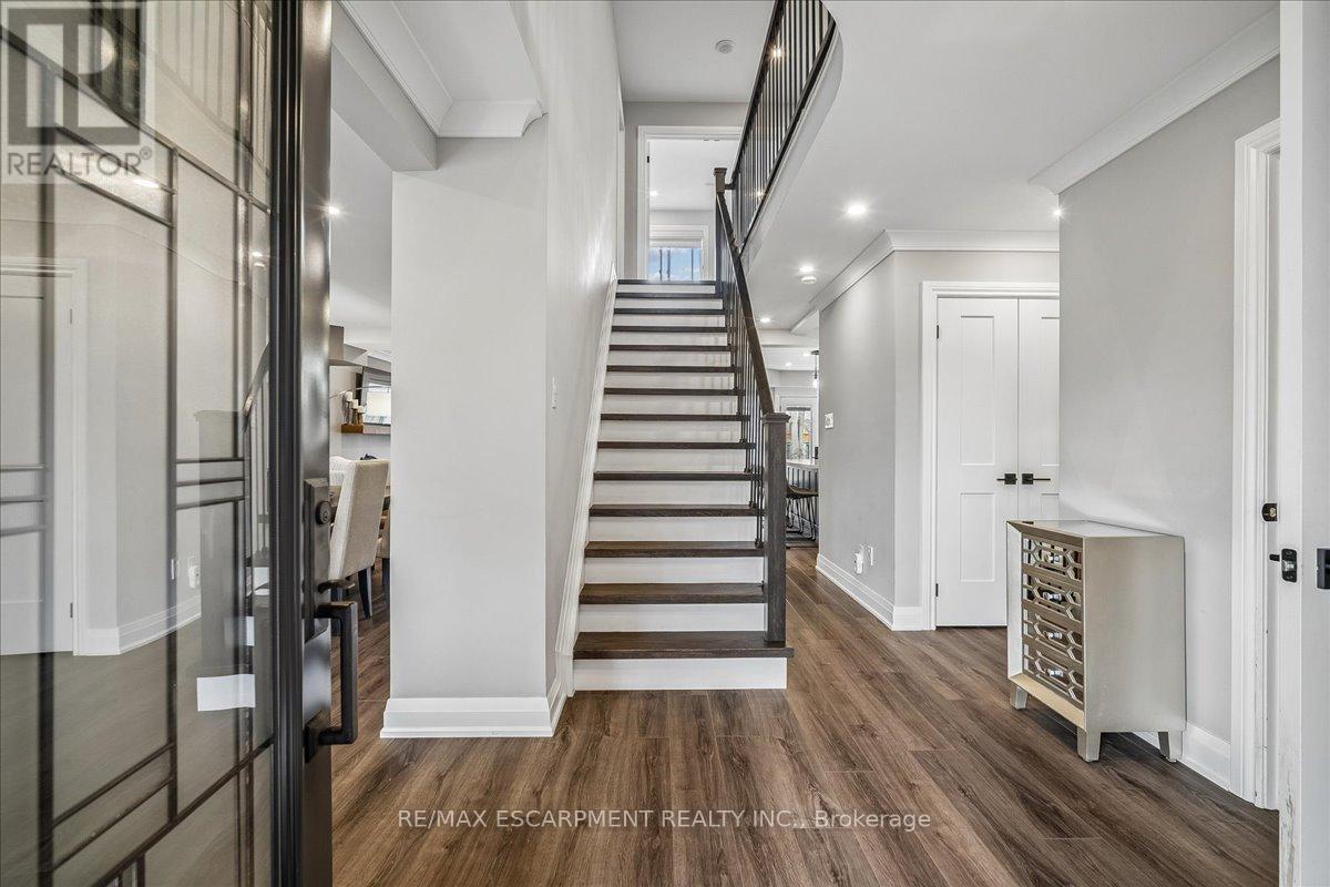 1083 Old Oak Drive, Oakville, Ontario  L6M 3K4 - Photo 8 - W12997130