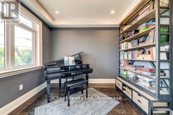 962 Fredonia Drive, Mississauga, Ontario  L5C 2W4 - Photo 10 - W12997132