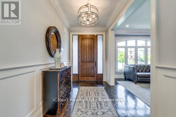 962 Fredonia Drive, Mississauga, Ontario  L5C 2W4 - Photo 3 - W12997132