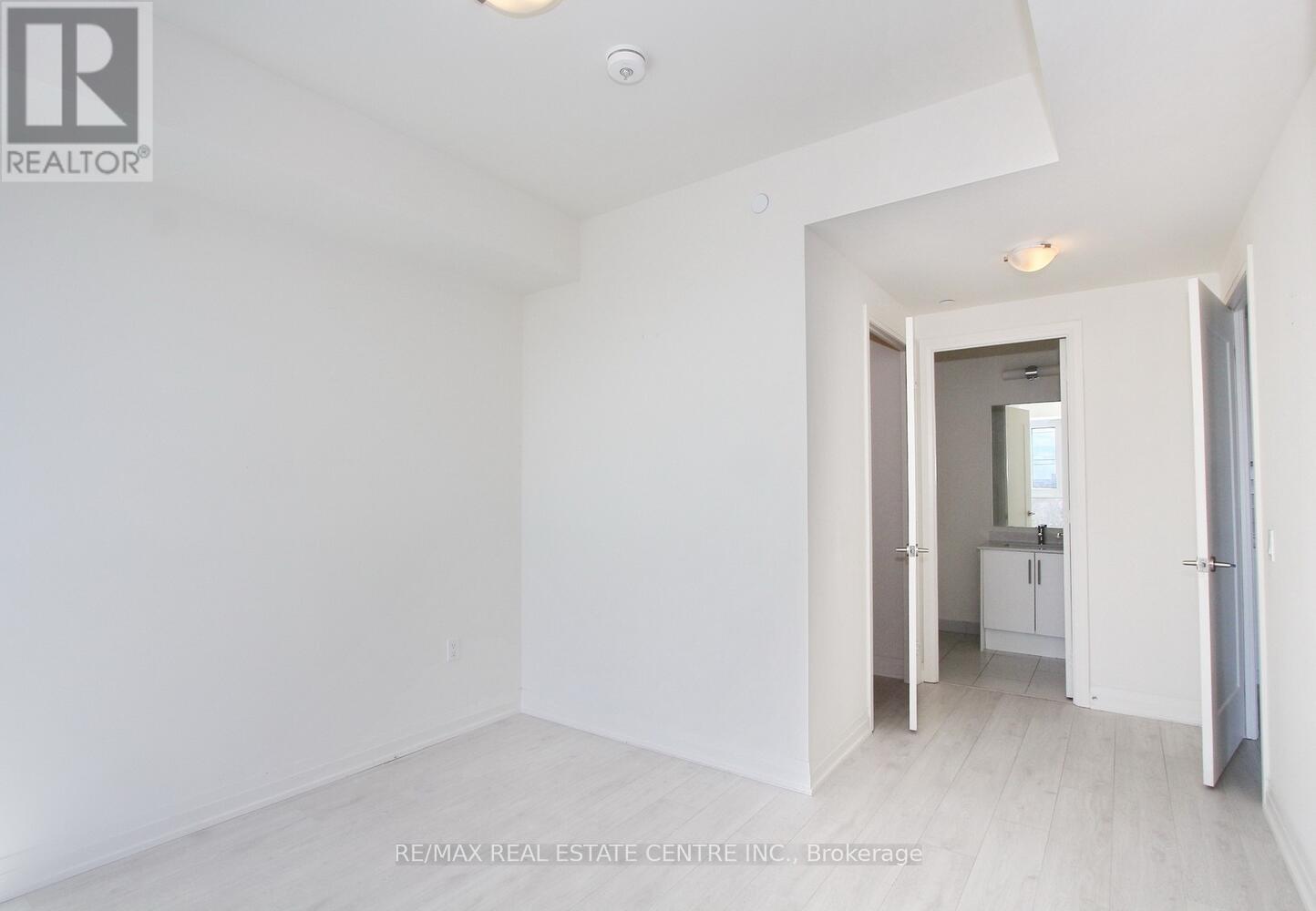 403 - 509 Dundas Street W, Oakville, Ontario  L5M 5P4 - Photo 17 - W12997218