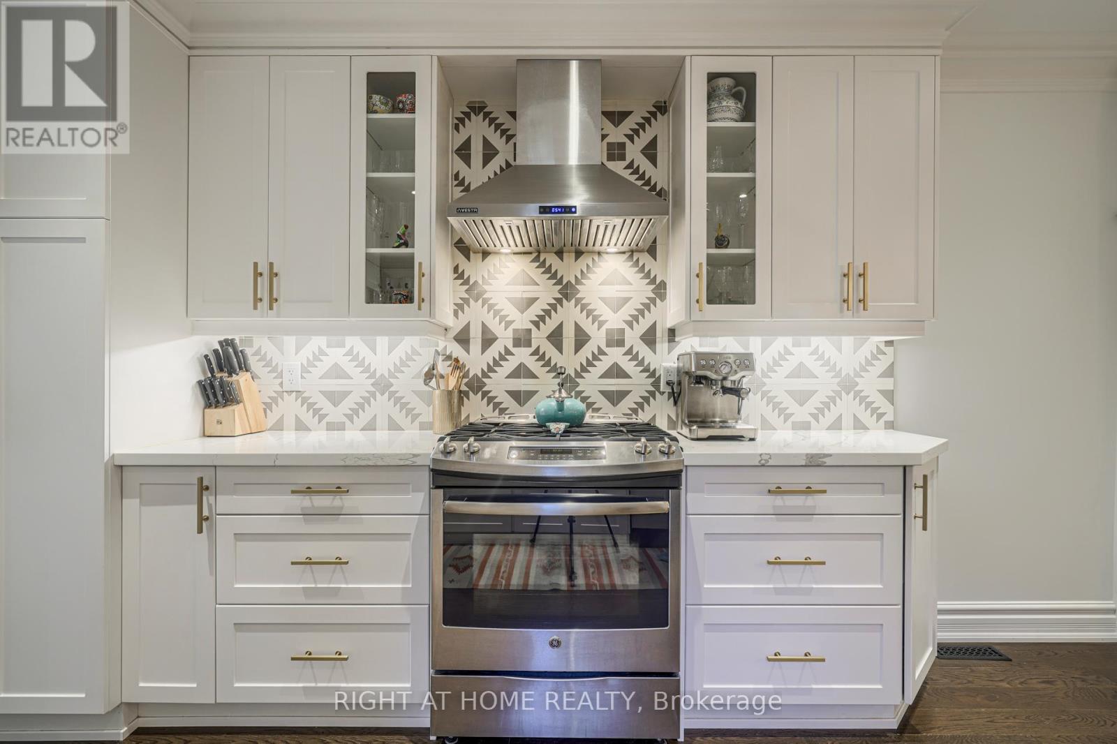 7 Gwynne Avenue, Toronto, Ontario  M6K 2C2 - Photo 15 - W12997222