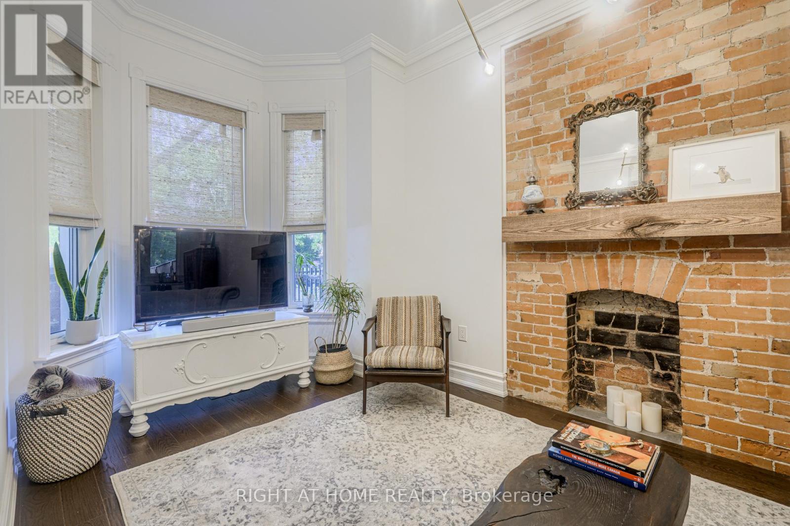 7 Gwynne Avenue, Toronto, Ontario  M6K 2C2 - Photo 5 - W12997222