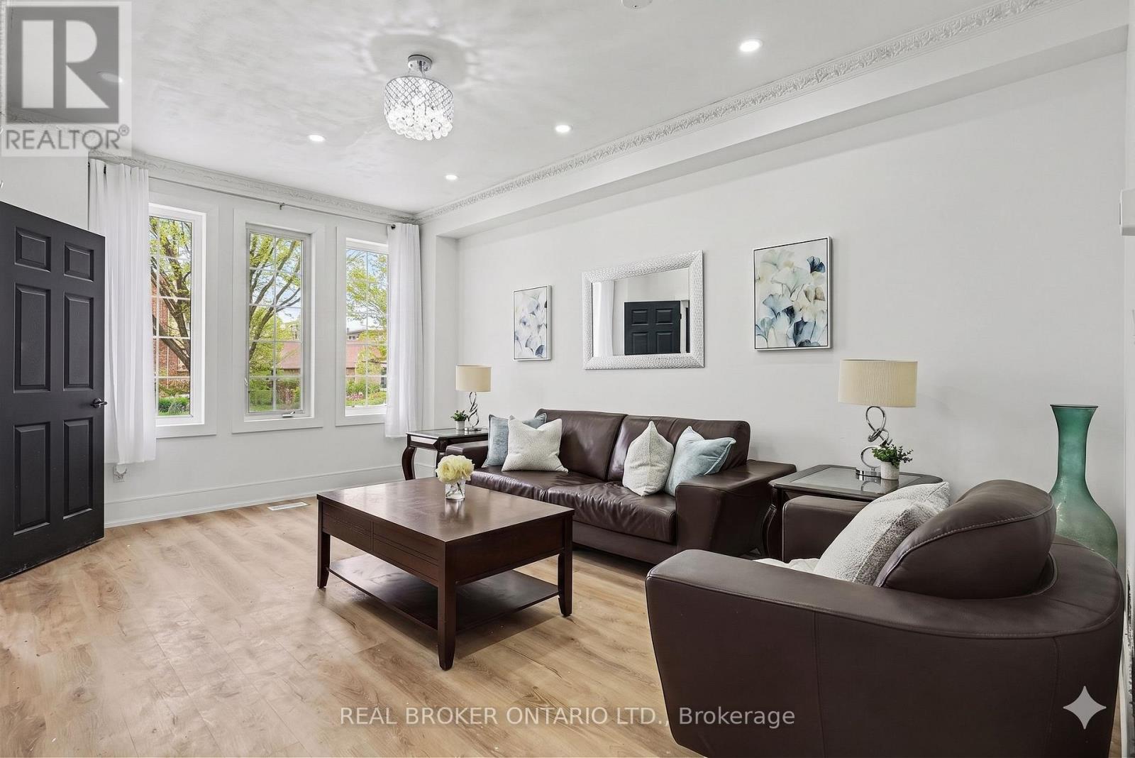 16 Leitch Avenue, Toronto, Ontario  M3J 3P2 - Photo 2 - W12997260