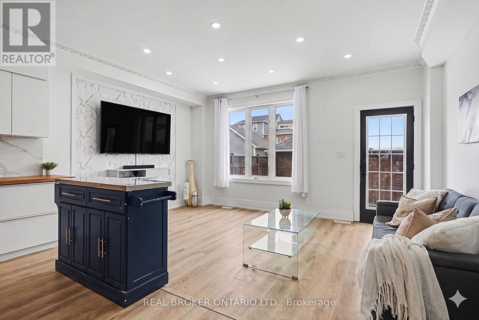 16 Leitch Avenue, Toronto, Ontario  M3J 3P2 - Photo 6 - W12997260