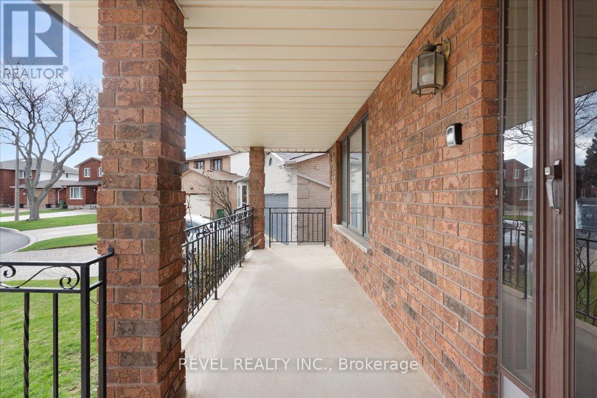 18 Marcel Place, Hamilton, Ontario  L9B 1W3 - Photo 3 - X12997198