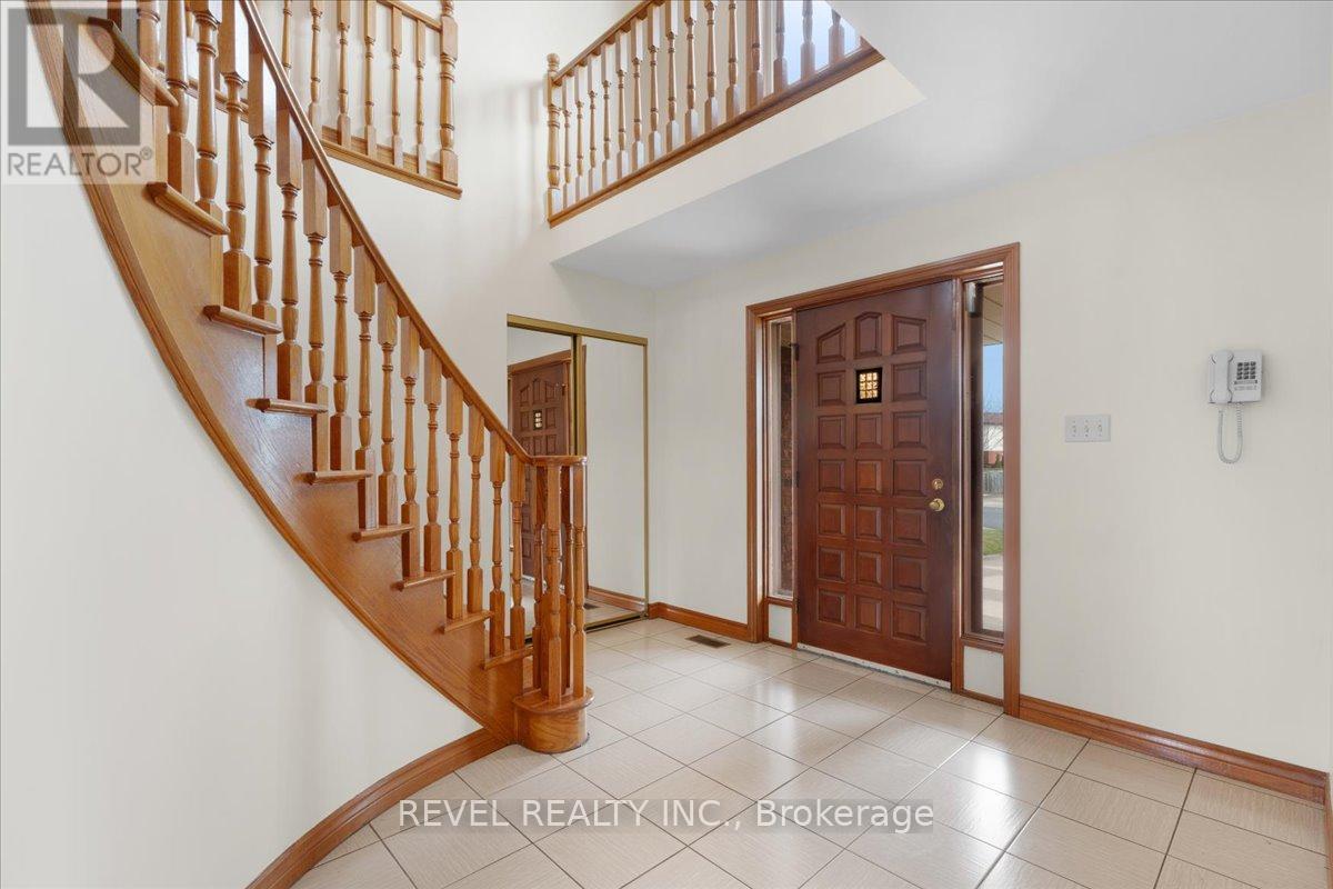 18 Marcel Place, Hamilton, Ontario  L9B 1W3 - Photo 4 - X12997198