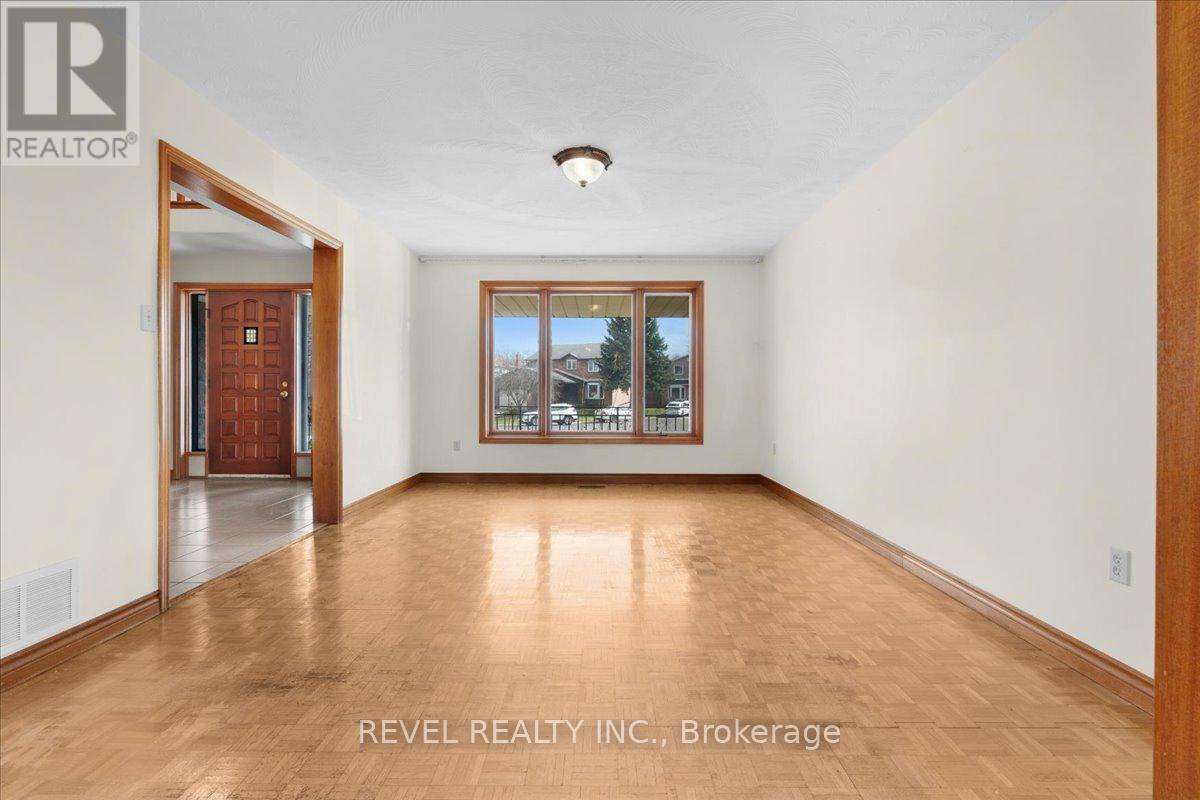 18 Marcel Place, Hamilton, Ontario  L9B 1W3 - Photo 5 - X12997198