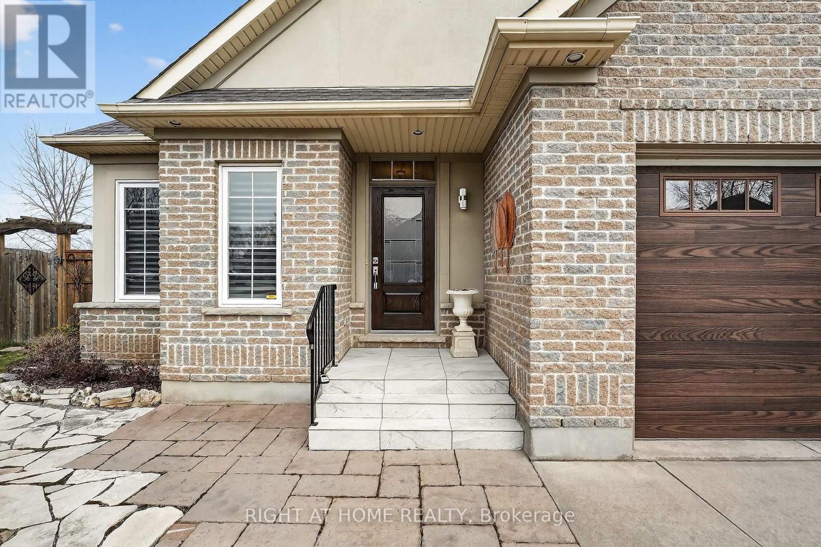 2 Seyval Place, Niagara-On-The-Lake, Ontario  L0S 1J0 - Photo 4 - X12997208