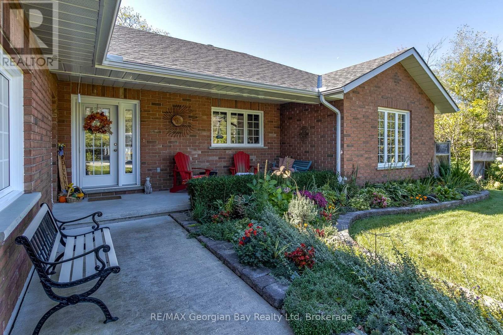 229 Gilwood Park Drive, Penetanguishene, Ontario L9M 1Z4 - Photo 2 - S12997406