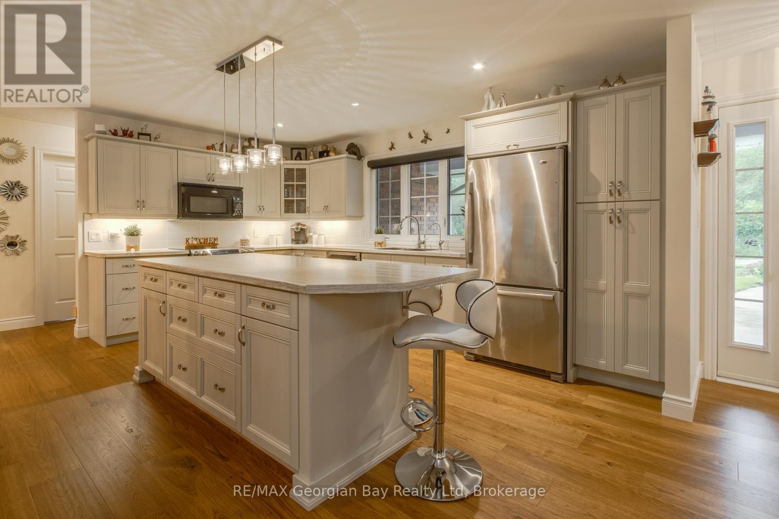 229 Gilwood Park Drive, Penetanguishene, Ontario L9M 1Z4 - Photo 7 - S12997406