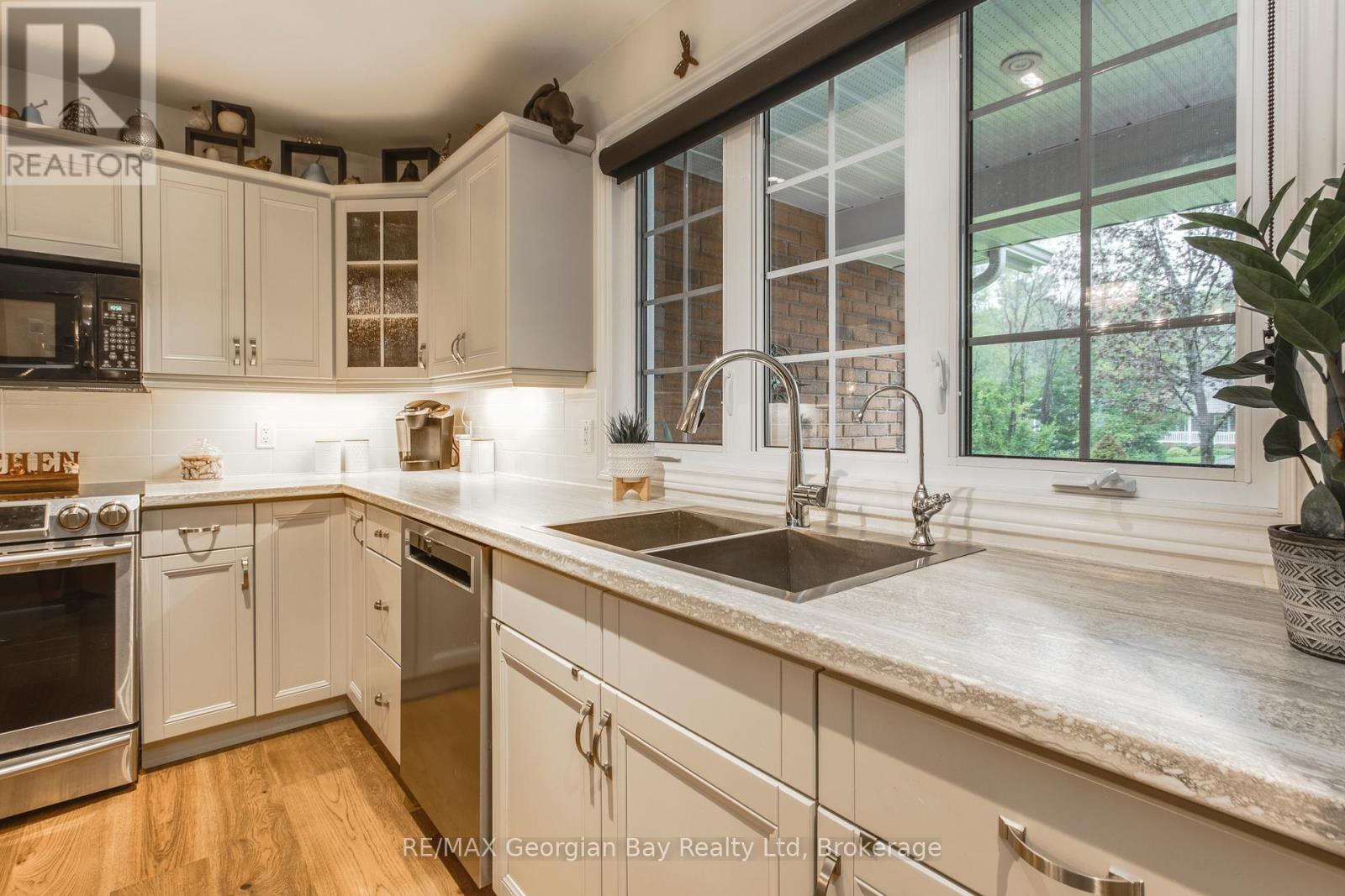 229 Gilwood Park Drive, Penetanguishene, Ontario L9M 1Z4 - Photo 8 - S12997406