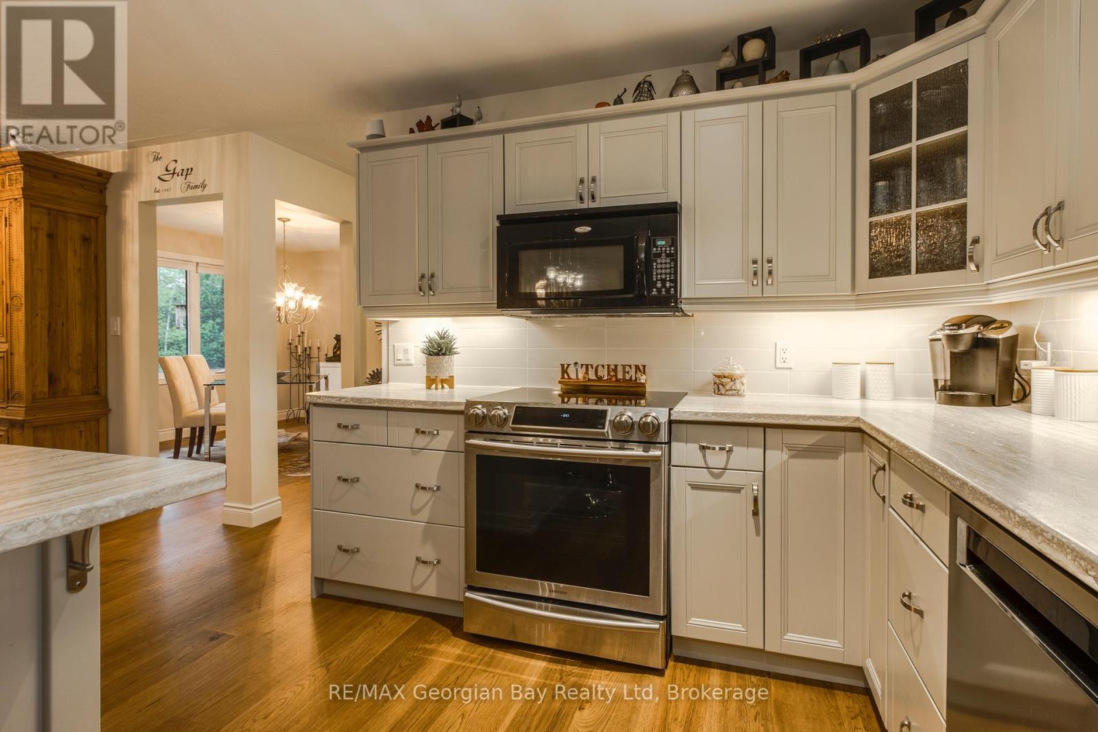 229 Gilwood Park Drive, Penetanguishene, Ontario L9M 1Z4 - Photo 9 - S12997406