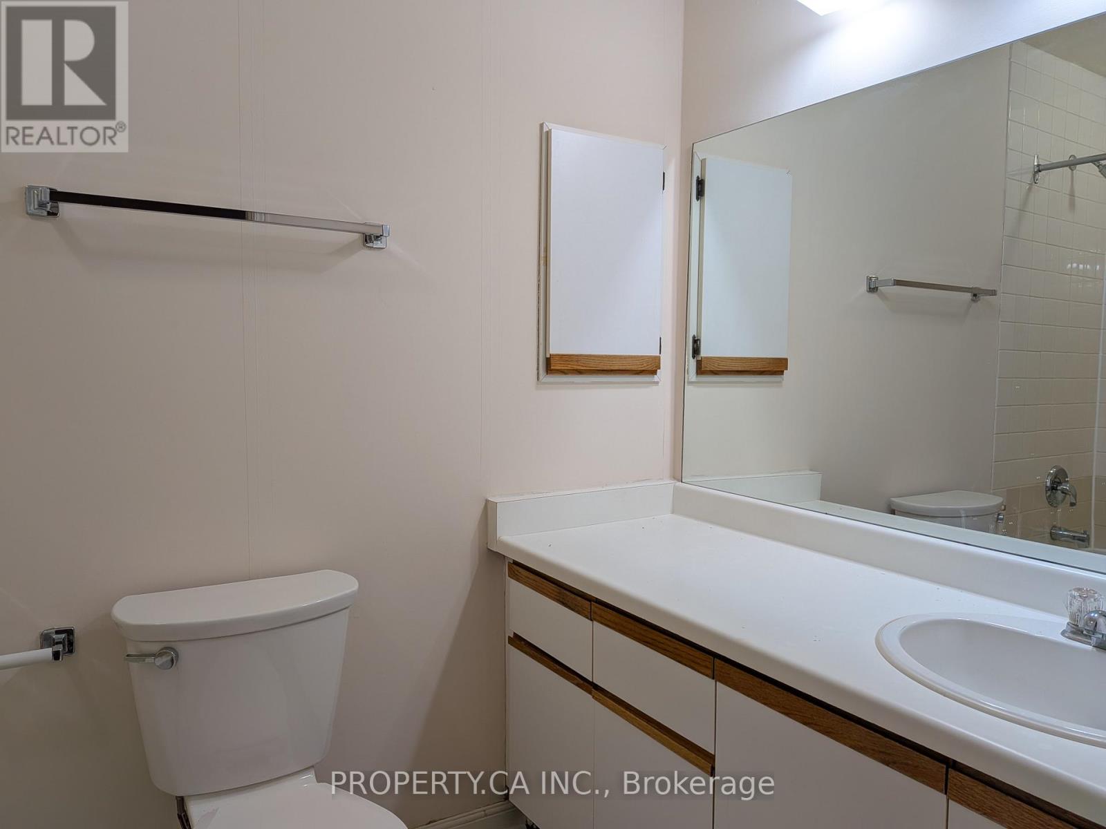 64 Arnold Avenue, Toronto, Ontario  M5A 3B2 - Photo 11 - C12720116