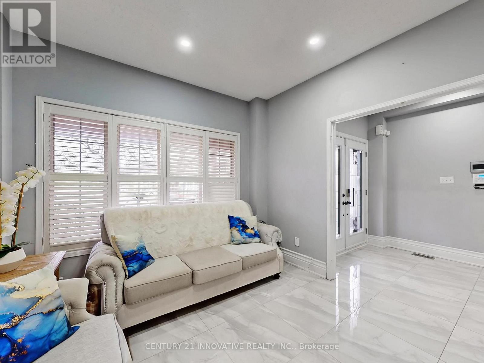 9 Heatherdale Drive, Brampton, Ontario  L7A 2H6 - Photo 4 - W12994688