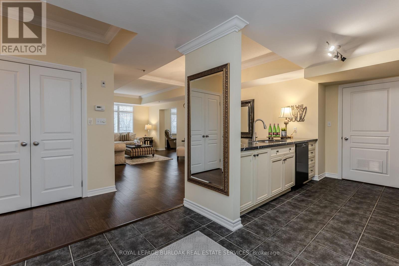 412 - 391 Plains Road E, Burlington, Ontario  L7T 4M2 - Photo 5 - W12996476