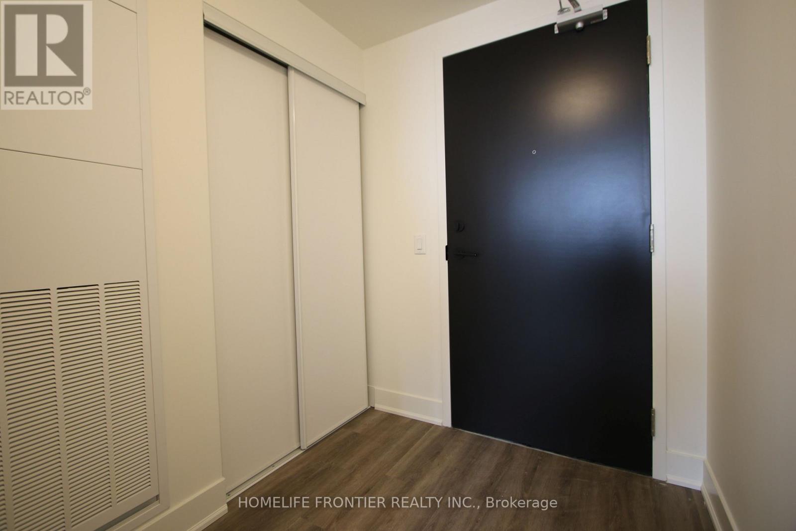 220 - 185 Deerfield Road, Newmarket, Ontario  L2Y 0G7 - Photo 3 - N12997372