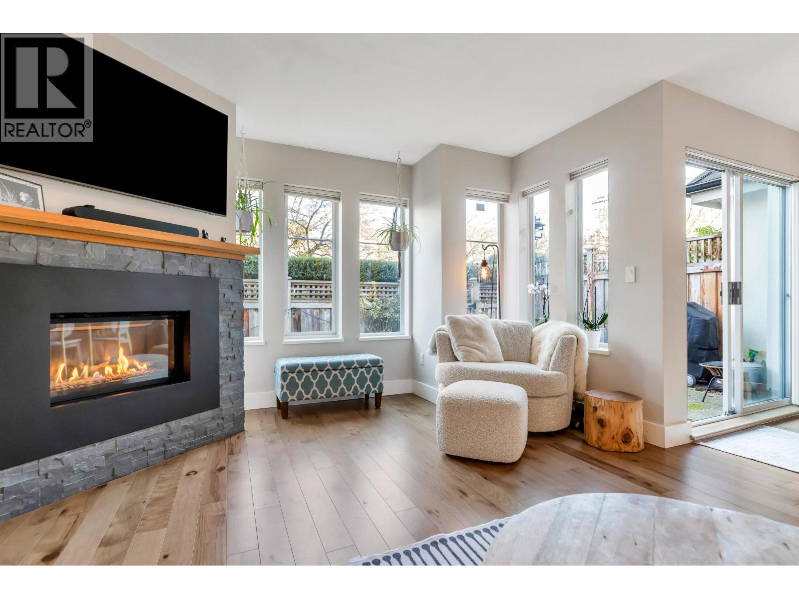 102 245 W 15th Street, North Vancouver, British Columbia  V7M 1S3 - Photo 2 - R3111123